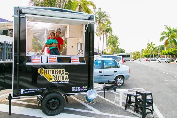Vaquinha virtual muda a vida do tio do churros