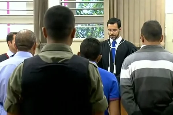 Corintiano desmaia ao ouvir sentença por morte de palmeirense