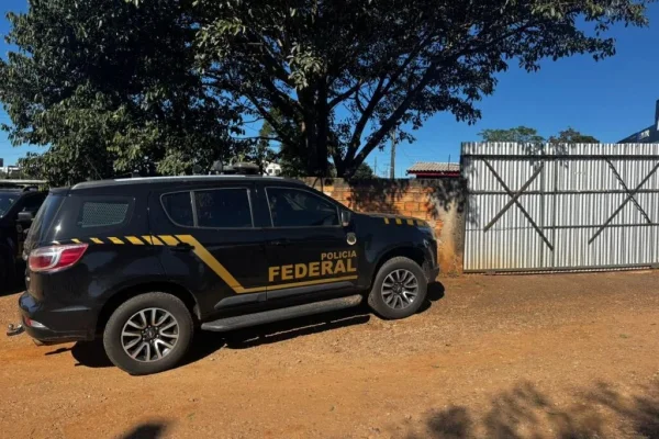 Imagem colorida mostra carro da PF no local - Metrópoles