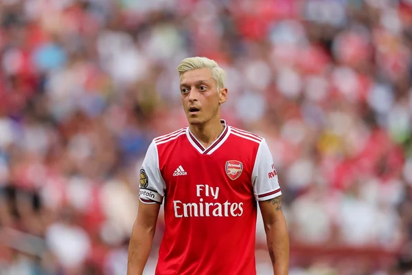 Özil é atacado por gangue e companheiro de Arsenal o defende