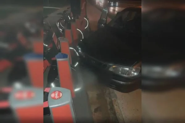 Carro preto após colidir em estação de bicicletas