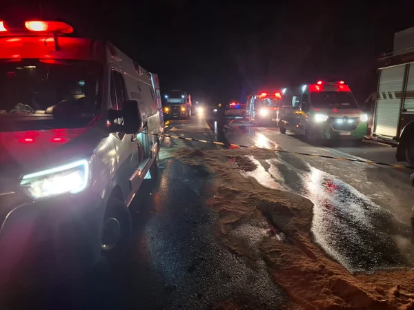 Acidente entre ônibus da Viação União e caminhão carregado de bananas deixou os dois motoristas mortos e cinco passageiros feridos na BR-116, em Muriaé