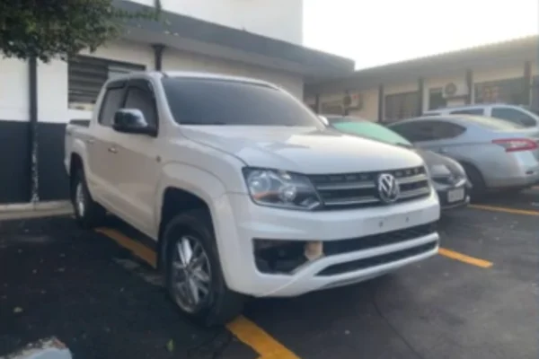 Imagem colorida de um carro branca sem placa utilizado pelo homem que atropelou e matou menina de 11 anos - Metrópoles