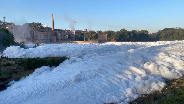 Poluição: mar de espuma cobre o rio Tietê no interior de São Paulo