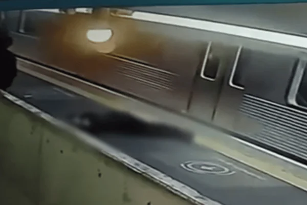vídeo agressão mulher metrô linha 1 azul