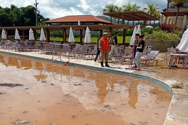 Imagem colorida de piscina em Pirenópolis após enxurrada