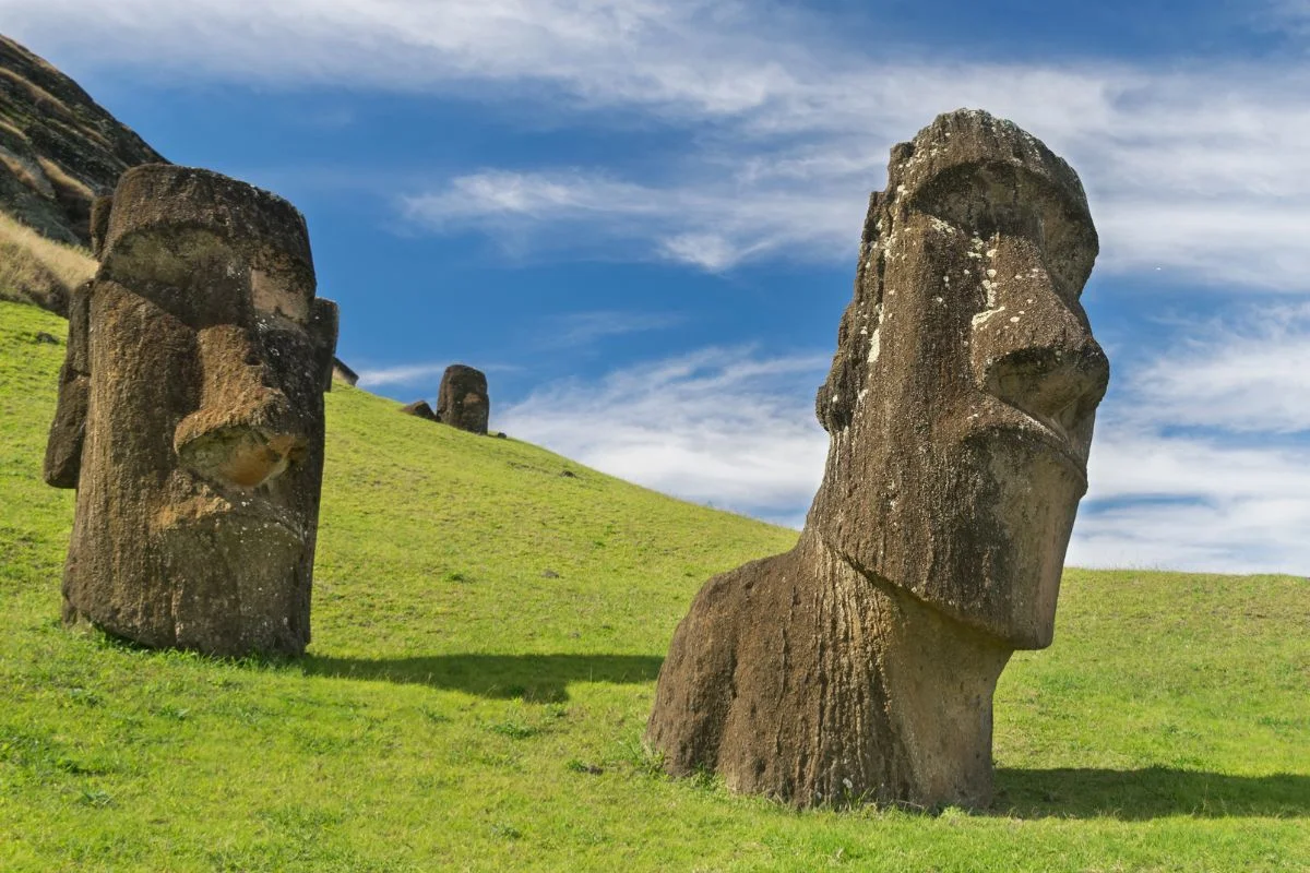 Moais da Ilha de Páscoa , no Chile, na encosta do vulcão Rano Raraku Moais da Ilha de Páscoa , no Chile, na encosta do vulcão Rano Raraku