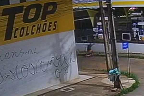 Foto colorida de homem sendo esfaqueado