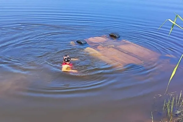 Imagem colorida, bombeiro e veículo ficou submerso no rio - Metrópoles