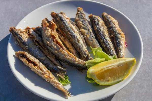 Sardinha frita no farinha de milho