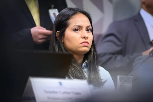 CPMI do INSS ouve, Aline Bárbara Mota de Sá Cabral, ex-secretária de Antônio Carlos Camilo Antunes, conhecido como “Careca do INSS”, em depoimento no Senado Metrópoles