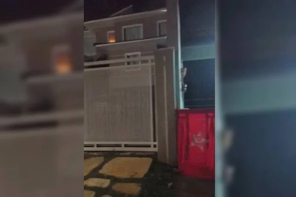 Bandeira do PT pendurada em portão de casa vizinha à de Anderson Torres