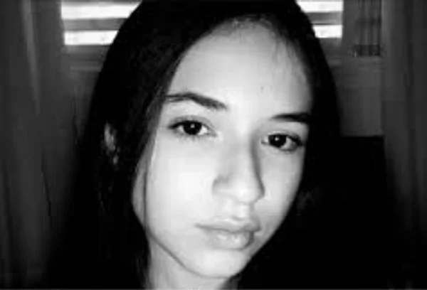 foto em preto e branco de menina