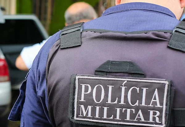 Homem corre atrás da mulher, bate nela e tenta esfaqueá-la na rua