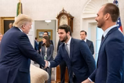Filipe Martins cumprimenta Donald Trump na Casa Branca ao lado de Eduardo Bolsonaro