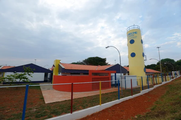 GDF aumenta número de vagas em creches que já funcionam para reduzir deficit. Medida preocupa pais e especialistas