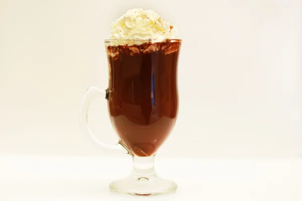 Aprenda a fazer quentão de chocolate e vinho quente
