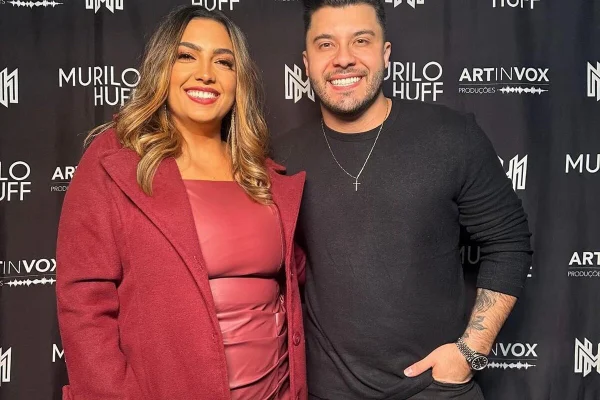 Murilo Huff e Camila Moura posam, sorridentes, nos bastidores de show - Metrópoles