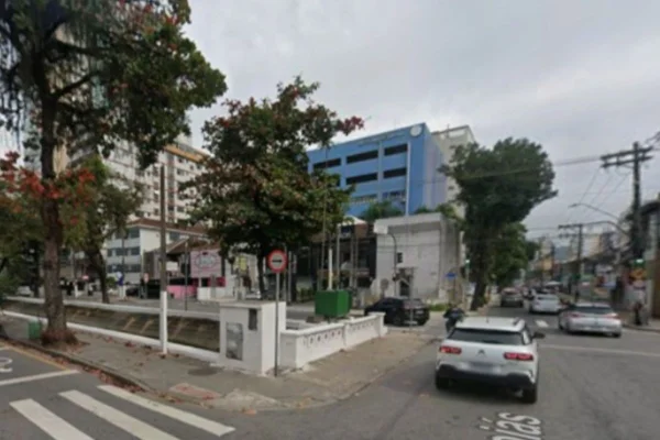 Foto colorida do cruzamento da Avenida Washington Luis e a Rua Goiás, onde ucraniano foi preso pela Polícia Militar.
