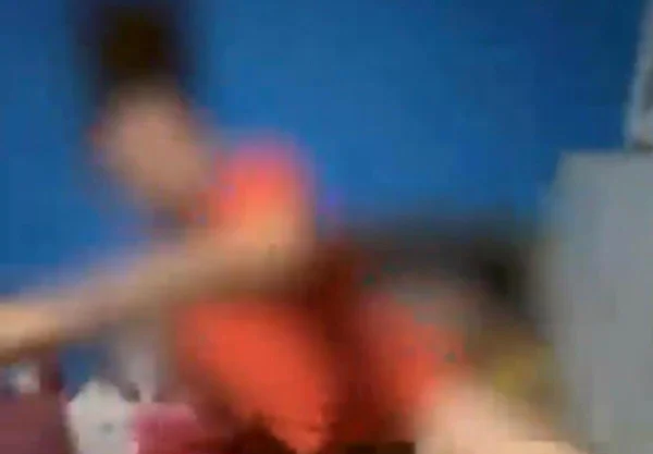 Foto colorida borrado de homem de camisa laranja flagrado na cama abusando sexualmente a filha de 8 anos - Metrópoles