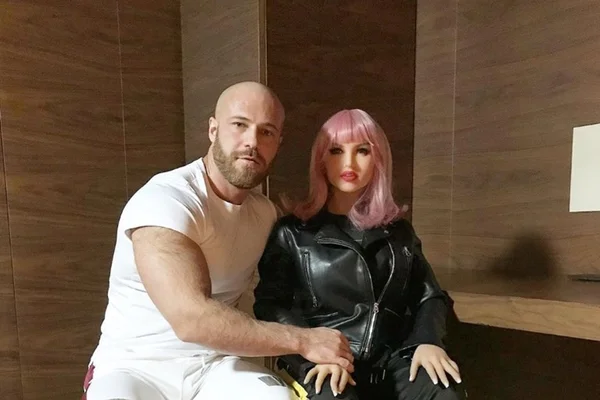 Fisiculturista quer se casar com uma robô sexual: “Me acostumei”