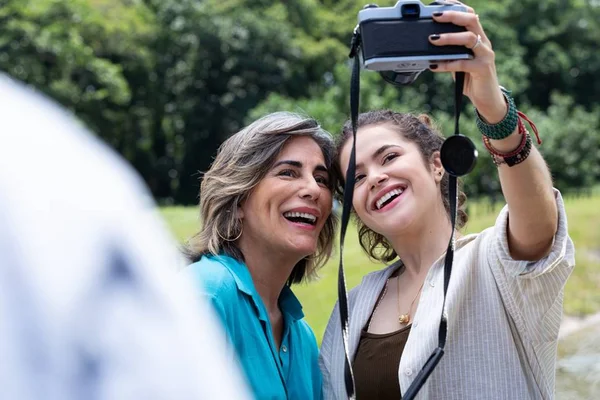 Veja a 1ª foto de “Desapega”, nova comédia com Gloria Pires e Maisa