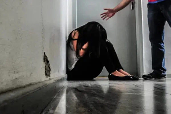 Imagem colorida de mulher vítima de violência doméstica; cadastro deve facilitar atendimento às vítimas em SP - Metrópoles