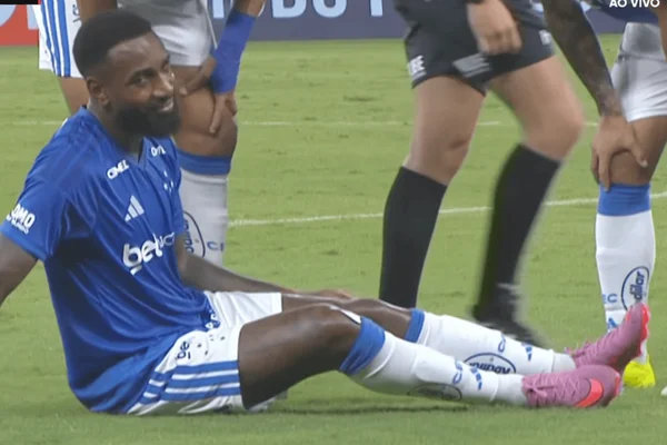 Gerson caído no gramado do Mineirão após choque com adversário