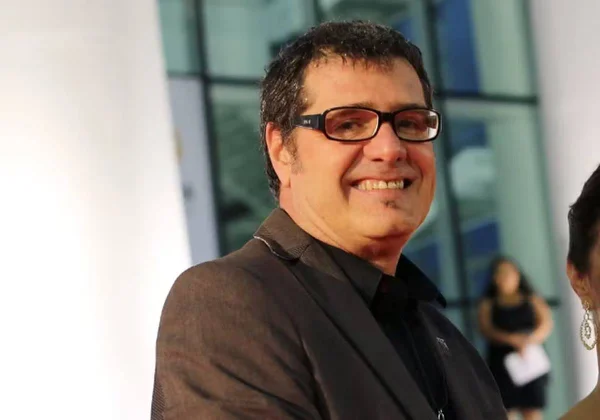 Homem com óculos e terno preto - Metrópoles