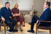 Edu Guedes, Ana Hickmann e Roberto Cabrini conversaram durante o Domingo Espetacular