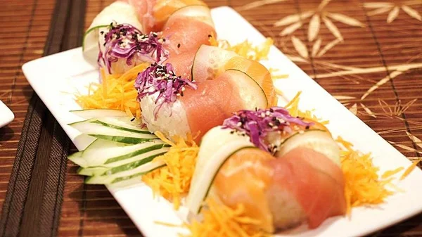 Donut de sushi. Delivery em Águas Claras lança novidade em três sabores