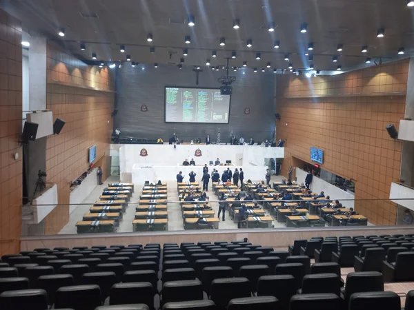 Imagem colorida mostra o plenário da Alesp durante a discussão do projeto de privatização da Sabesp - Metrópoles