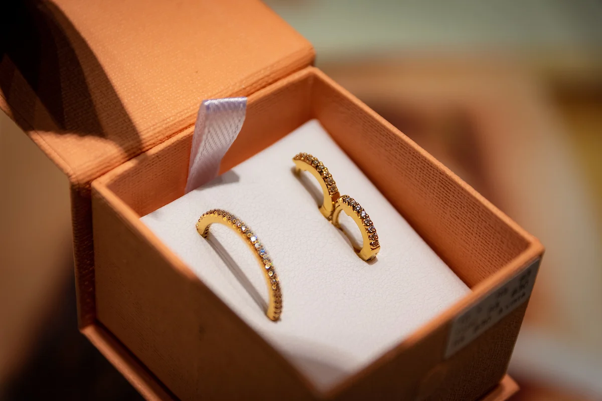 Anel e par de brincos em prata com banho dourado e zircônias, da Vivara - R$ 830 Anel e par de brincos em prata com banho dourado e zircônias, da Vivara - R$ 830