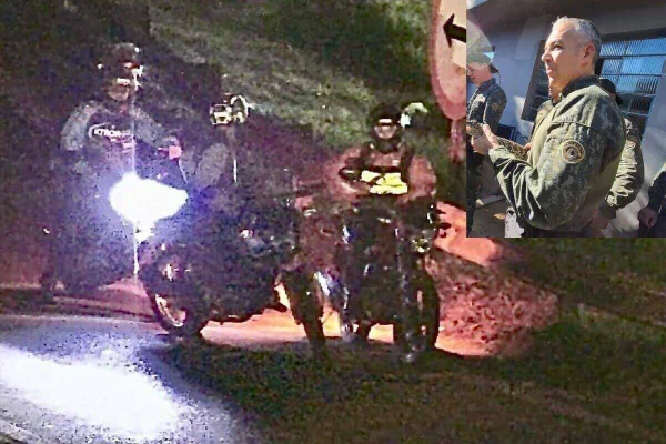 Reprodução de imagem de câmera de monitoramento. De noite, dois homens em motos paradas - Metrópoles