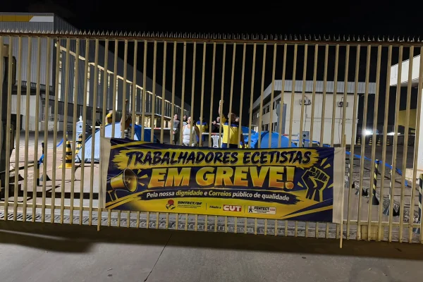 Funcionários dos Correios fecham galpão e impedem entrega de cargas no DF