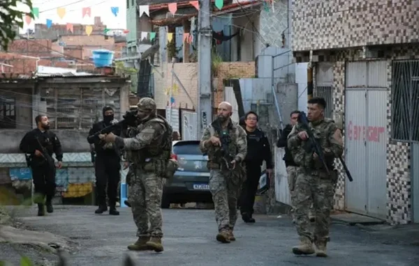 Imagem colorida de policiais durante megaoperação contra tráfico em Salvador - Metrópoles