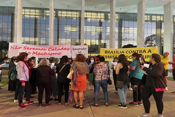 Bambambã: mulheres fazem protesto no TJDFT contra absolvição de acusado de estupro
