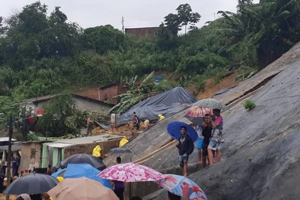 Deslizamento de terra deixa um morto e seis desaparecidos em Recife