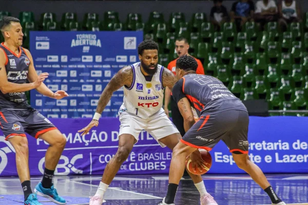 Disputa no jogo entre Minas e Caxias do Sul no Torneio Abertura NBB