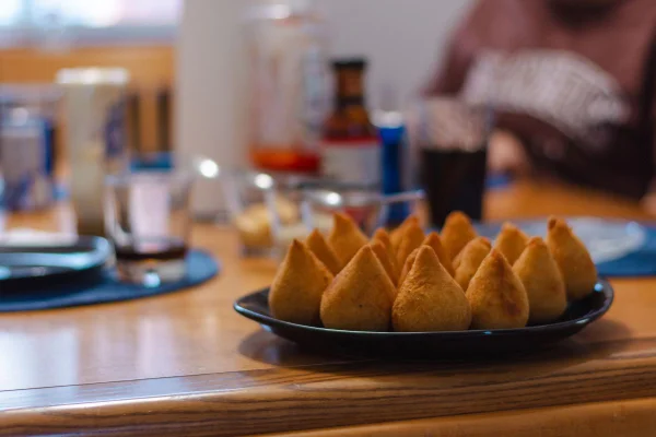 foto colorida prato com coxinhas
