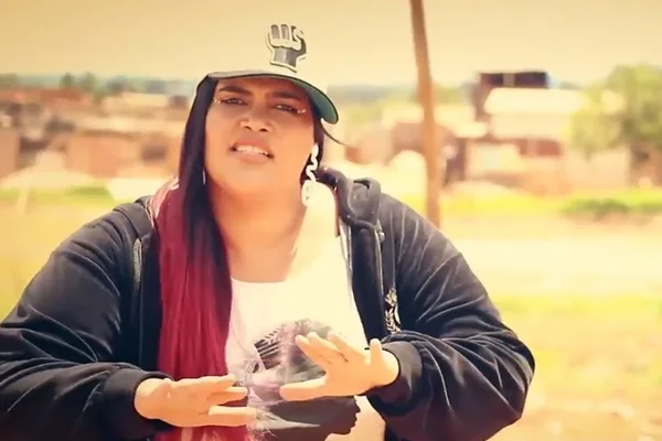 Rapper Vera Veronika lança clipe gravado no lixão da Estrutural