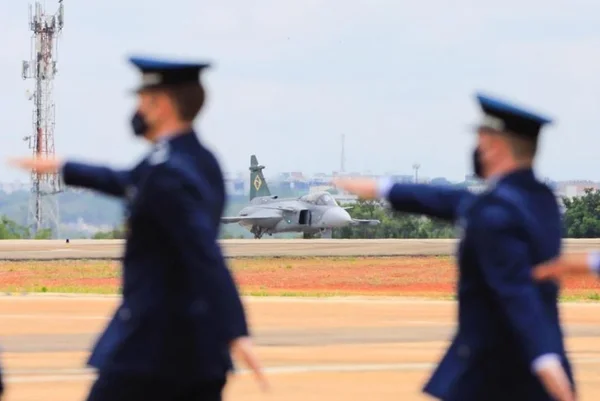Imagem colorida de militares da FAB