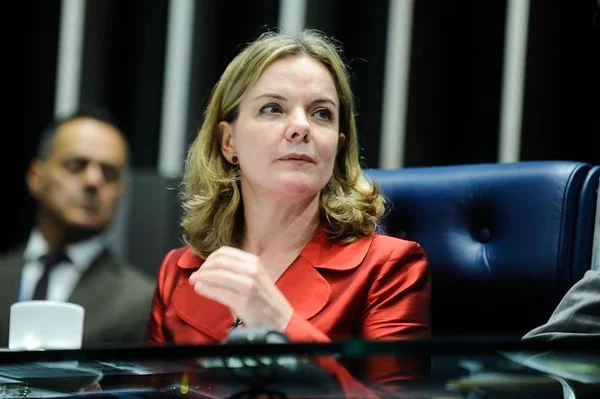 Mesmo que deixem Lula preso, ele vai ser candidato, afirma Gleisi