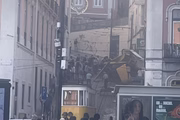 Imagens mostram que o bondinho tombou em um local onde o trilho faz uma curva e ficou gravemente danificado