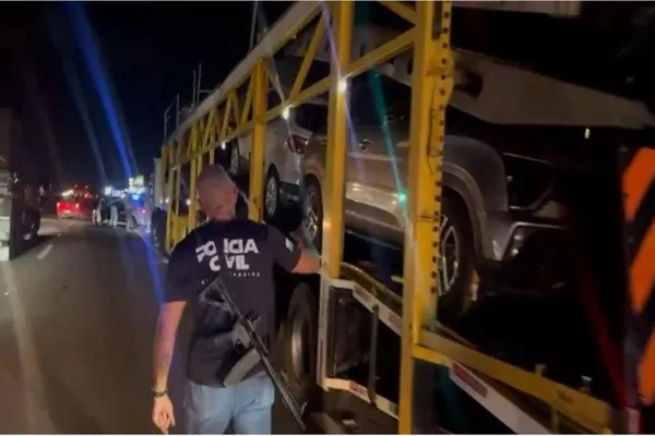 Imagem colorida, Polícia Civil apreendendo caminhão-cegonha que negociava carros ao Comando Vermelho - Metrópoles