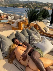 Vini Jr. posou agarradinho com Virginia nas redes