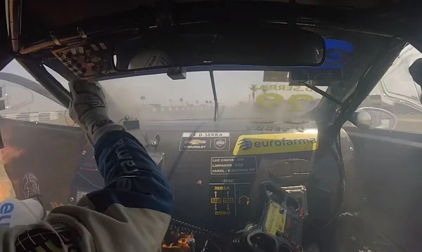 Captura mostra momento em que as chamas aparecem no carro de Daniel Serra, piloto da Stock Car - Metrópoles