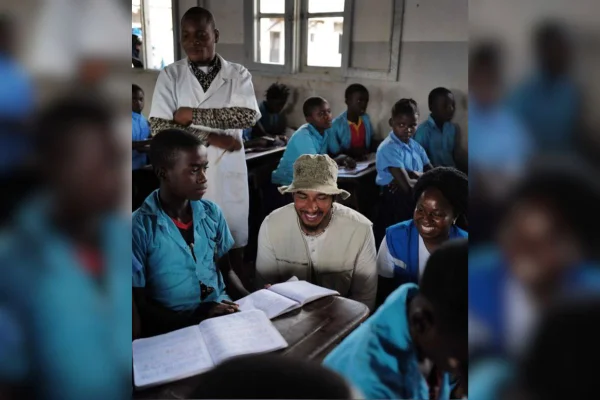 Imagem colorida de Lewis Hamilton e refugiados -Metrópoles