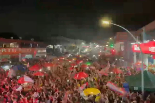 Clima de Copa: eleitores comemoram vitória de Lula em várias regiões do DF