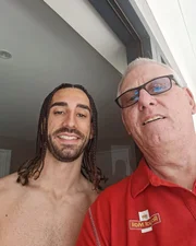 Carteiro posa com medalha da Copa do Mundo após fazer entrega a Cucurella - imagem 2